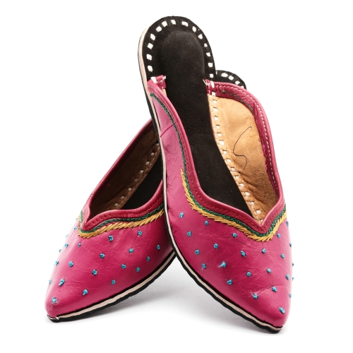 szpiczaste klapki z różowej skóry, klapki skórzane po domu, takie zakupy poprawią ci humor,