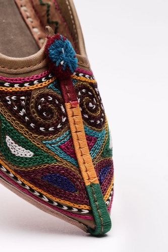 Jutti skórzane klapki indyjskie z kolorowym haftem, coś po domu, elegancka pani domu,