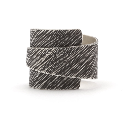 szeroki pierścionek z drapanym motywem,