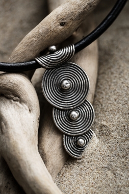 Tribalowy naszyjnik z długim wisiorem