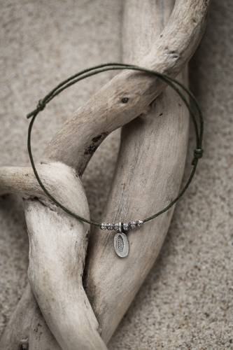 Bransoletka sznurkowa z Zawieszką z listkiem, biżuteria z nutą boho,