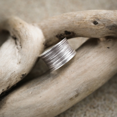 Prosty szerszy pierścionek etniczny obrączka