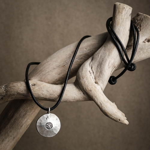 Srebrny naszyjnik etniczny 925 – amulet Hmong na skórzanym rzemieniu