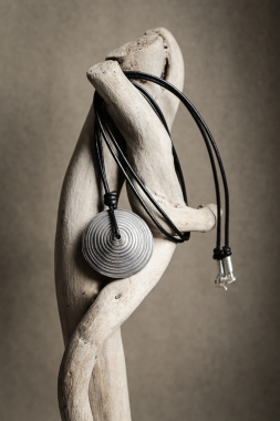 Srebrny naszyjnik etniczny 925 – spiralny amulet Hmong na rzemieniu