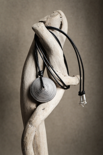 Srebrny naszyjnik etniczny 925 – spiralny amulet Hmong na rzemieniu