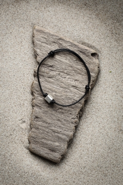 Bransoletka ze srebrną kostką