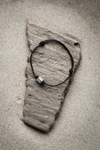 Bransoletka ze srebrną kostką