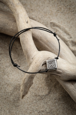 Bransoletka z kwadratową srebrną zawieszką ze spiralą handmade etno boho