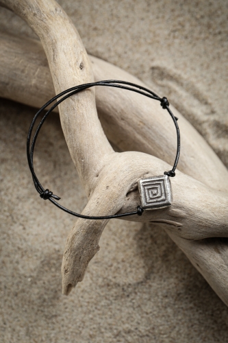 Bransoletka z kwadratową srebrną zawieszką ze spiralą handmade etno boho