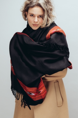 Czarny szal z wełny etniczne pasy handmade Indie etno boho